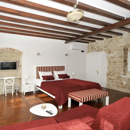 Palace Square Трогір