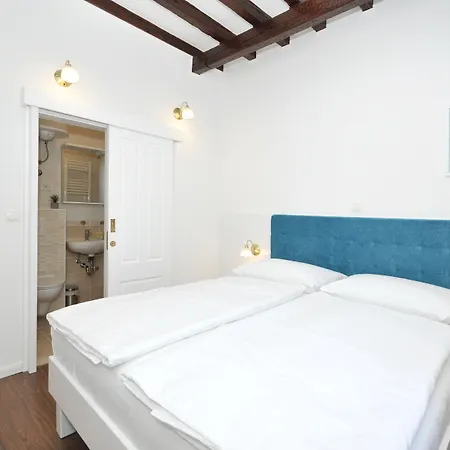 Palace Square Трогір