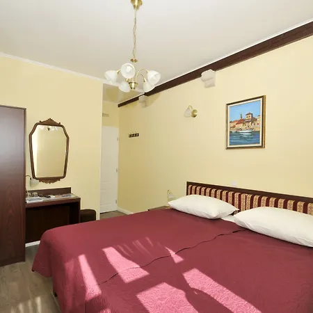 Palace Square Трогір