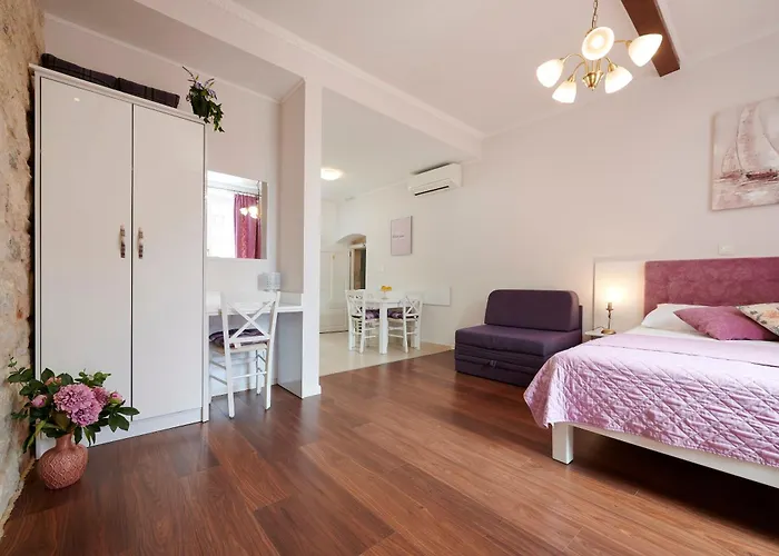 Palace Square Konukevi Trogir