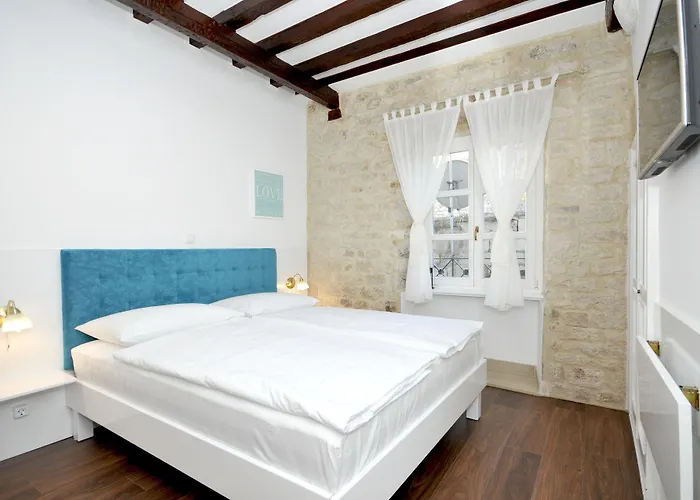 Konukevi Palace Square 3*