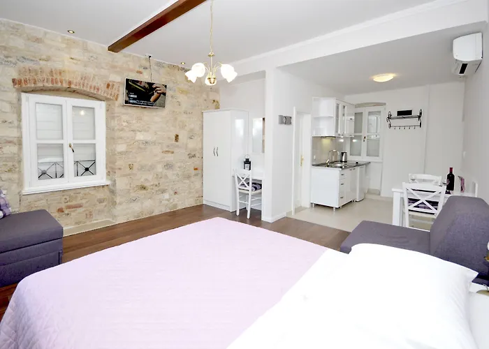 Palace Square Konukevi