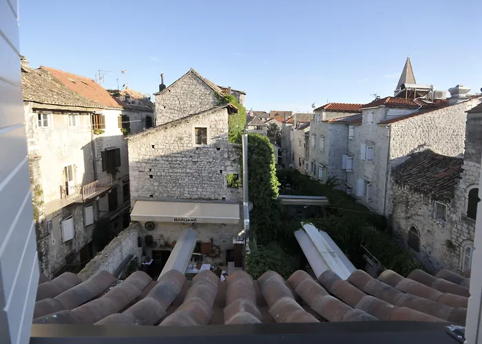 Konukevi Palace Square 3*