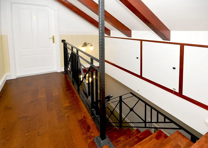 Palace Square Konukevi 3*