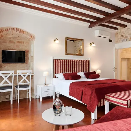 Palace Square Konukevi Trogir