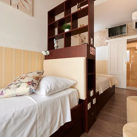 Palace Square Konukevi Trogir