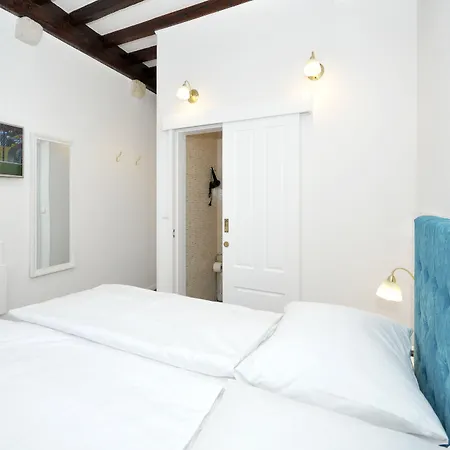 Konukevi Palace Square 3*