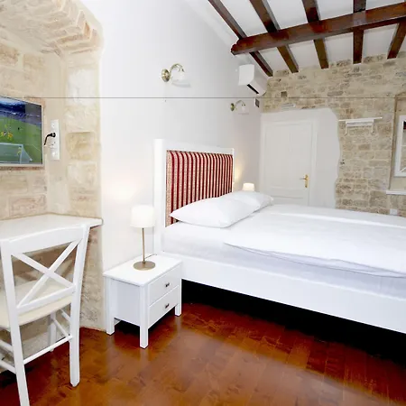 Konukevi Palace Square