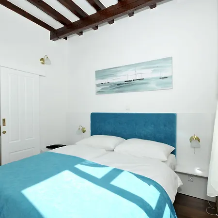 Palace Square Konukevi