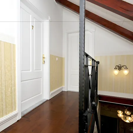 Palace Square Konukevi 3*