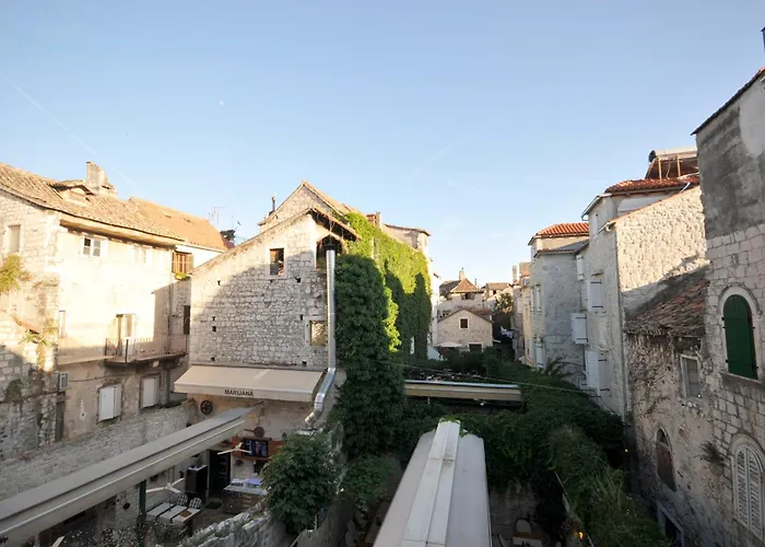Palace Square Gasthuis Trogir