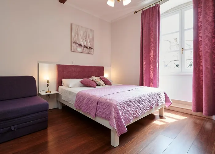 Palace Square Трогир