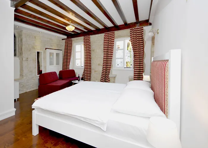 Gasthuis Palace Square Trogir