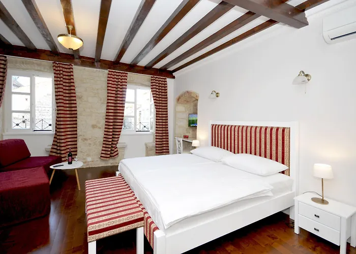 Palace Square Трогир