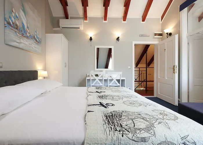 Palace Square Трогир