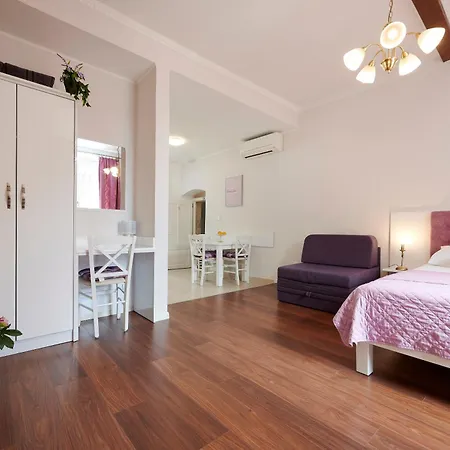 Palace Square בית הארחה טרוגיר