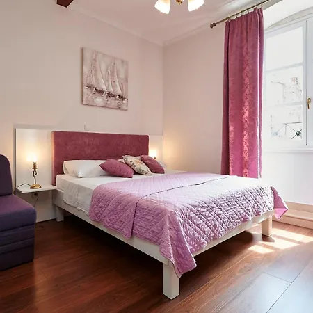 Palace Square טרוגיר