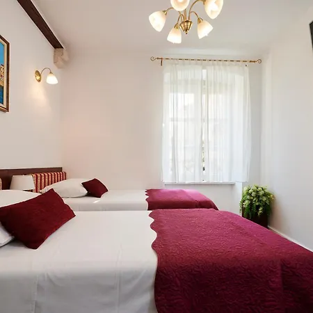 Palace Square בית הארחה