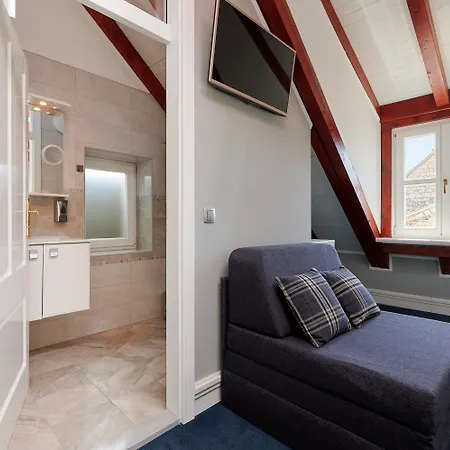 Palace Square בית הארחה 3*