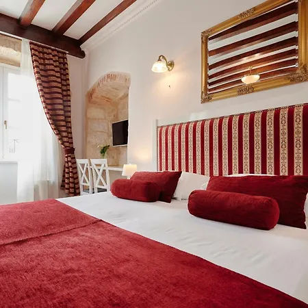 Palace Square בית הארחה