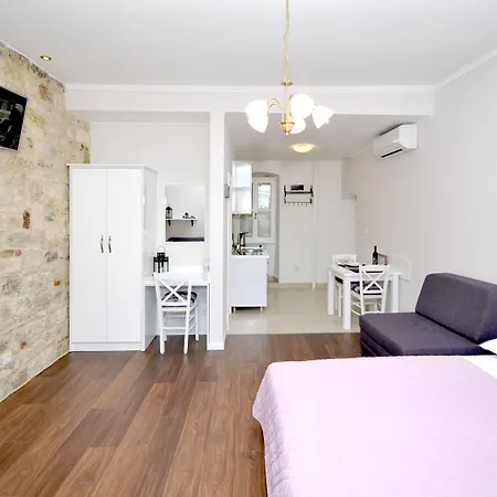 Palace Square 3* טרוגיר