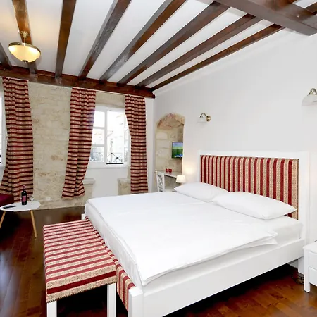 Palace Square טרוגיר