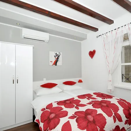 Palace Square בית הארחה