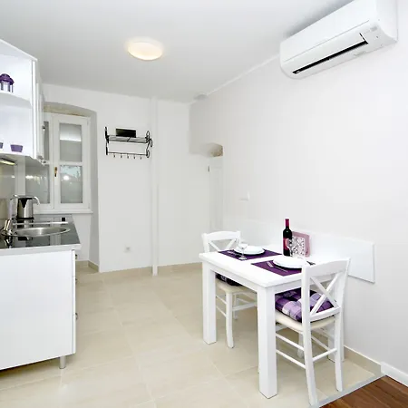 Palace Square בית הארחה 3*