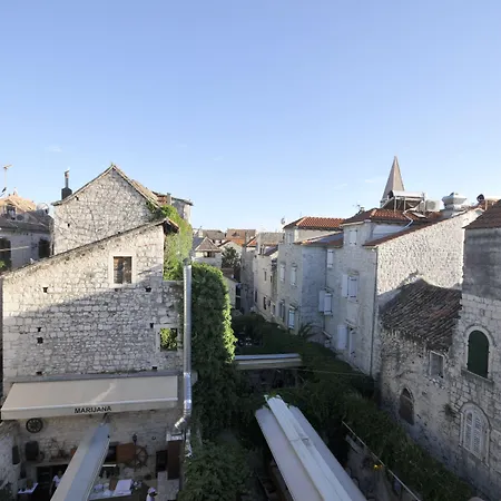 Palace Square 3* טרוגיר