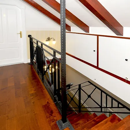 Palace Square בית הארחה 3*