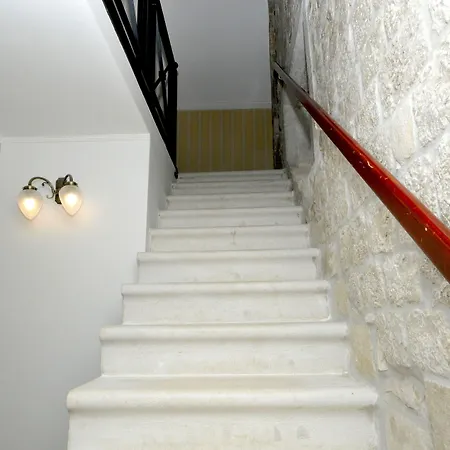 בית הארחה Palace Square טרוגיר