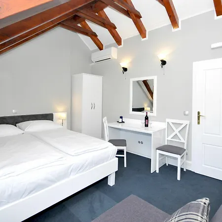 Pensionat Palace Central Square 3*